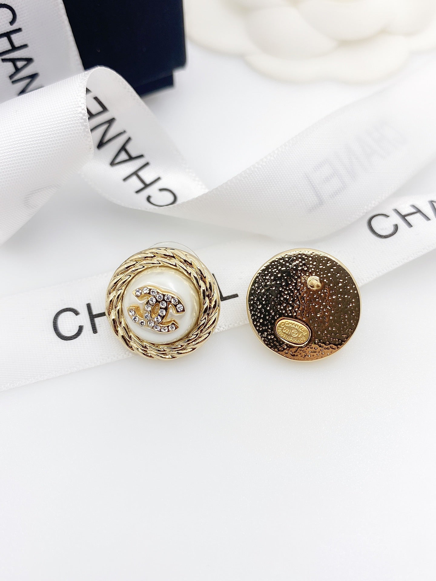 Chanel White Pearl 18K Gold Earrings